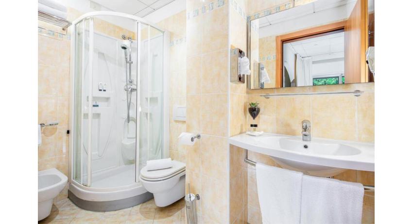 hotel REX: Junior suite - bagno con box doccia (esempio)