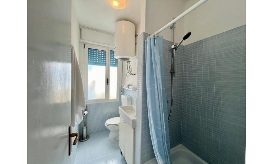apartments ORIENTE: D5 - bathroom with shower-curtain (example)