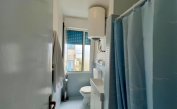 apartments ORIENTE: D5 - bathroom with shower-curtain (example)