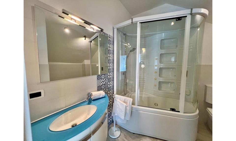 apartments BLU RESIDENCE: D6X - bathroom with bathtub (example)